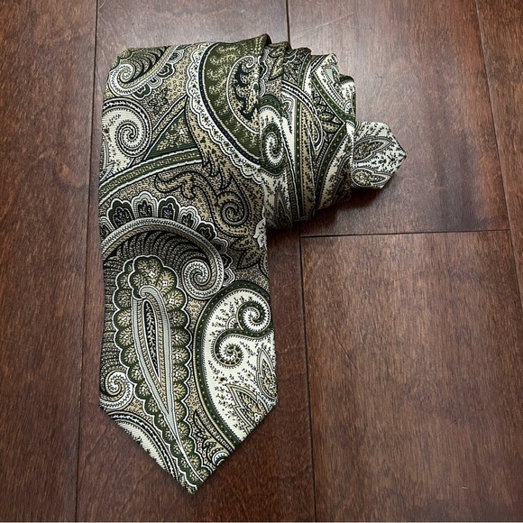 Brooks Brothers Green and Cream Paisley Tie - Picture 2 of 11